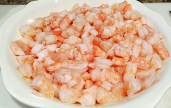 нарізаємо креветки на шматочки