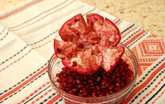 очищені зерна граната