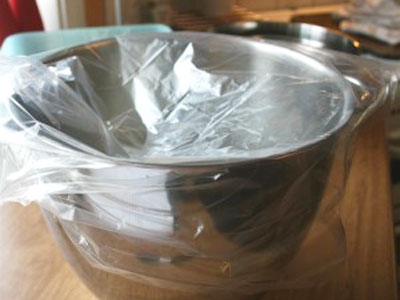 миска з плівкою