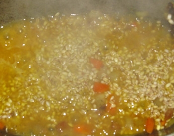 Виливаємо воду в сковороду