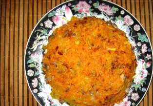 третім шаром викладаємо цибулю і моркву