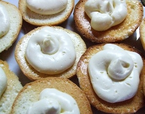 наносимо крем на тістечка