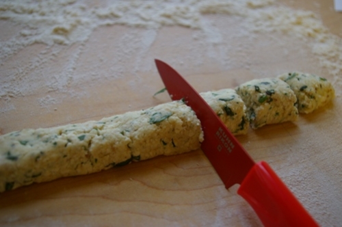 нарізаємо тісто на шматочки