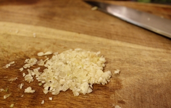 дрібно рубаємо часник