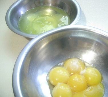 відокремлюємо жовтки від білків