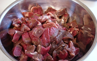 нарізаємо свинину і яловичину на шматочки