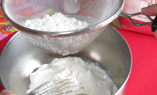 змішуємо сметану з борошном