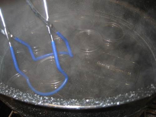 стерилізована банку з щипцями