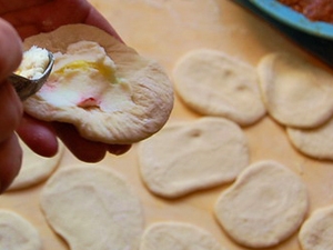 млинець викладаємо на начинку