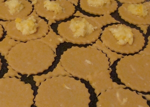 видавлюємо кружечки на тесті і викладаємо на них начинку