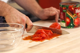 подрібнюємо помідори