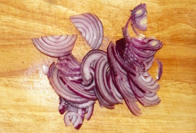 Нарізаємо цибулю півкільцями