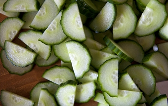 нарізаємо на шматочки огірок