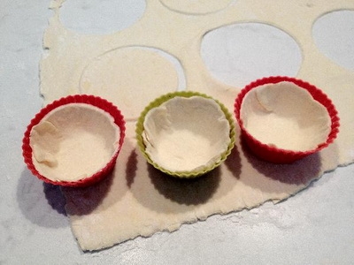 викладаємо у форми основу з тіста