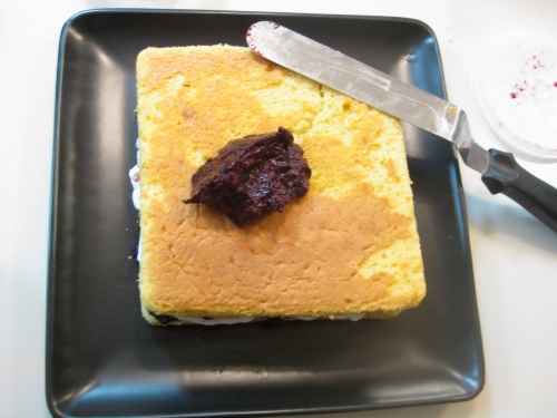 змащуємо ягідної просоченням верхній корж