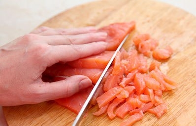 нарізаємо червону рибу