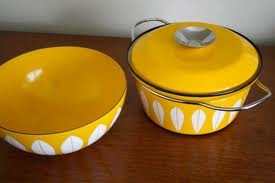 беремо емальовану каструлю