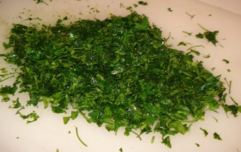 дрібно рубаємо зелень