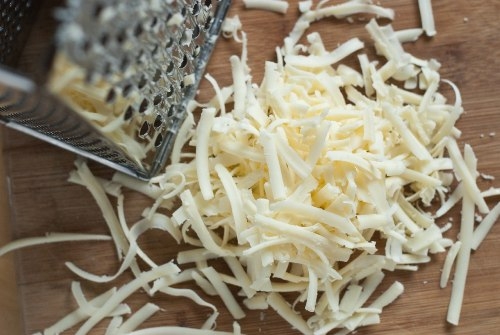 натираємо сир