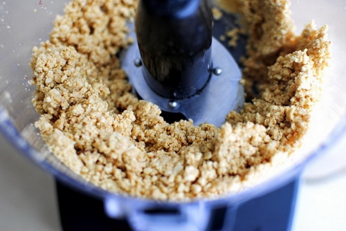 подрібнюємо арахіс в крихту