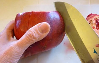 робимо надрізи уздовж плоду на шкірці