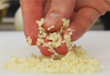 нарізати часник