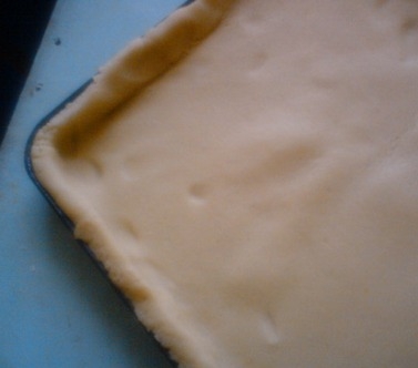 выкладываемтесто на деко