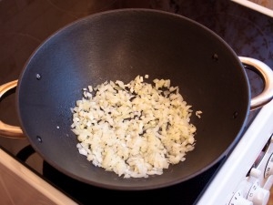 обсмажуємо цибулю з часником