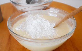 додаємо в медову суміш по немногу борошно додаємо в медову суміш потроху борошно