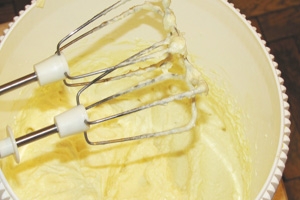 міксер з маслом і цукровою пудрою