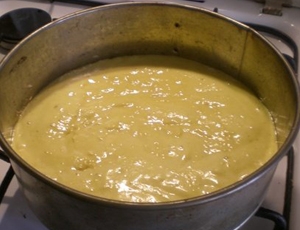 Викладаємо тісто у форми для випічки