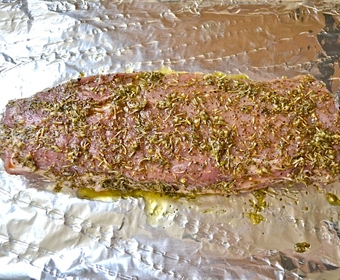 натираємо свинину заправкою