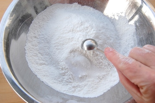 додаємо до борошна розпушувач