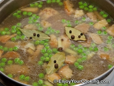 викладаємо в каструлю спеції