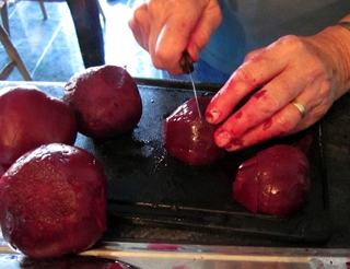 нарізаємо буряк на шматочки