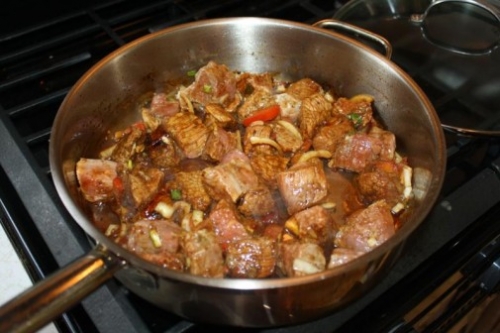 шматочки яловичини на сковороді