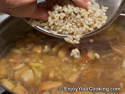 викладаємо в каструлю перлову кашу