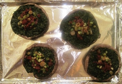 викладаємо на шпинат овочеву начинку