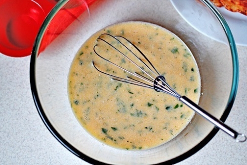 У глибокій мисці змішуємо всі інгредієнти страви, крім бекону