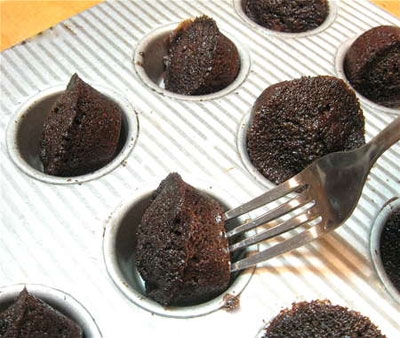 кекси з шоколаду з рідким шоколадом усередині