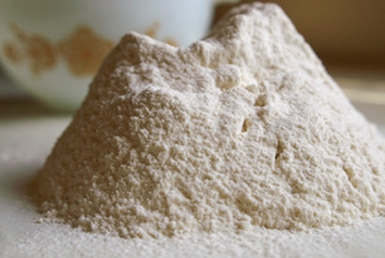 Просіваємо борошно через сито