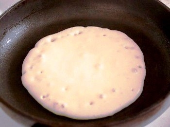 смажимо млинці на сковороді