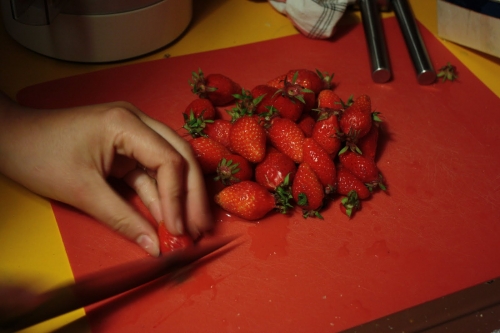 нарізаємо на шматочки полуниці