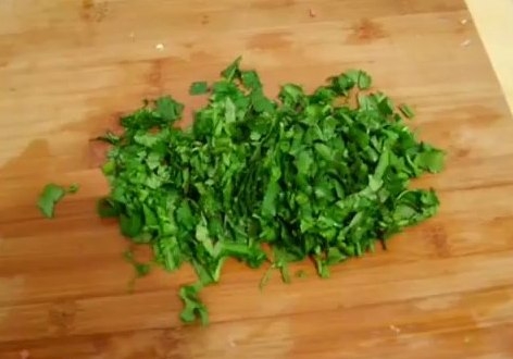 нарізаємо кінзу