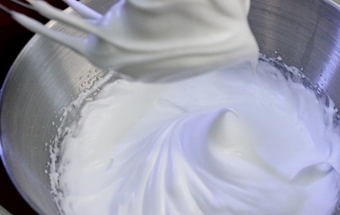 збиваємо білки з цукром до піків