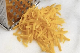 натираємо сир на тертці