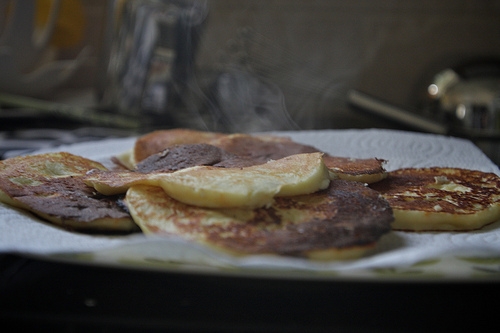оладки на тарілці