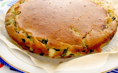 закритий пиріг з цибулею і яйцем