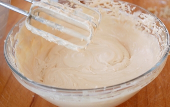 збиваємо розтоплене масло, згущене молоко і сметану