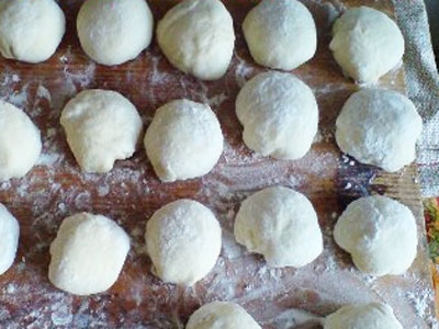 тісто на столі